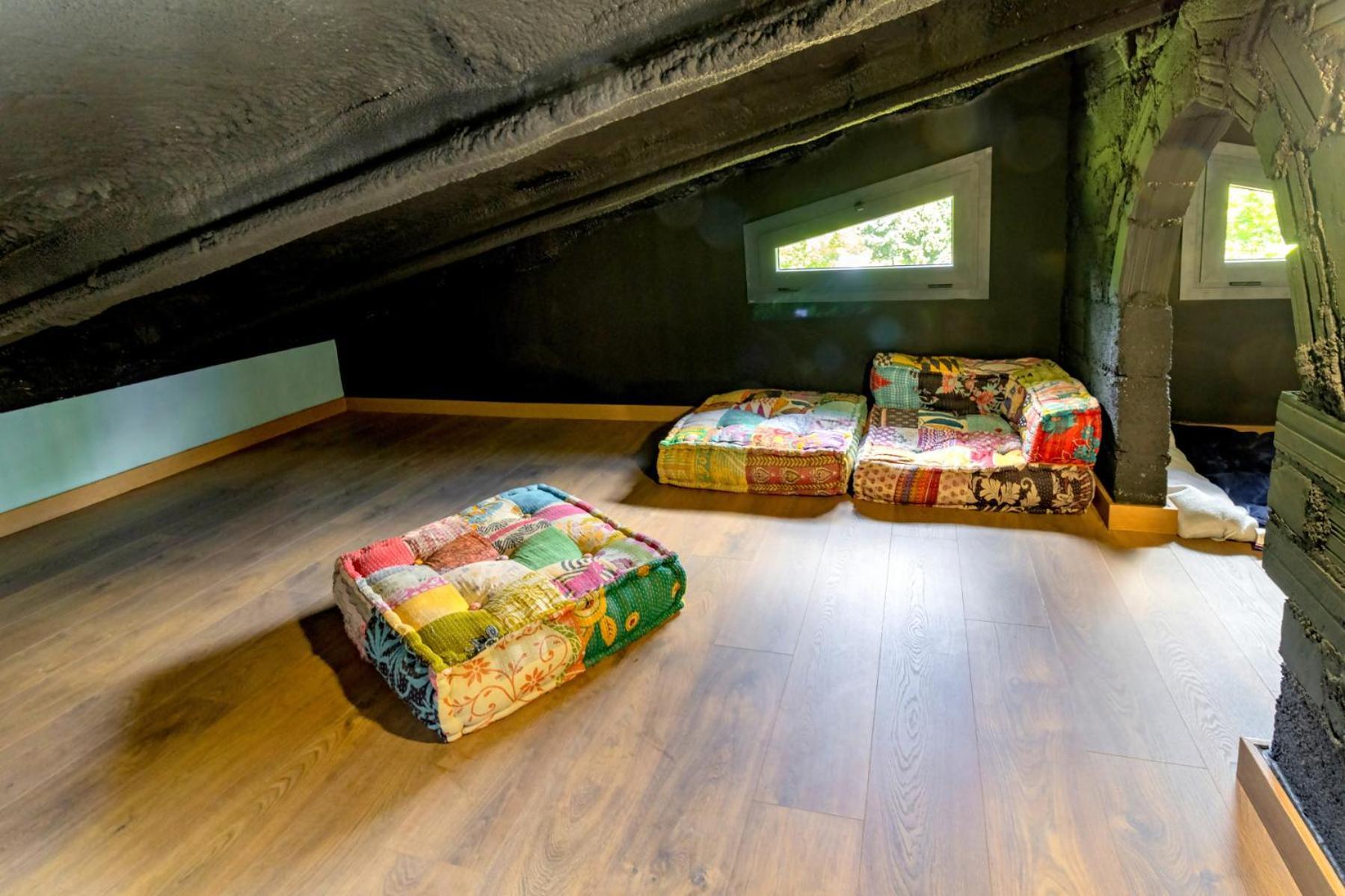 Black House Sorprendente Casa Estilo Industrial Olot Exterior foto